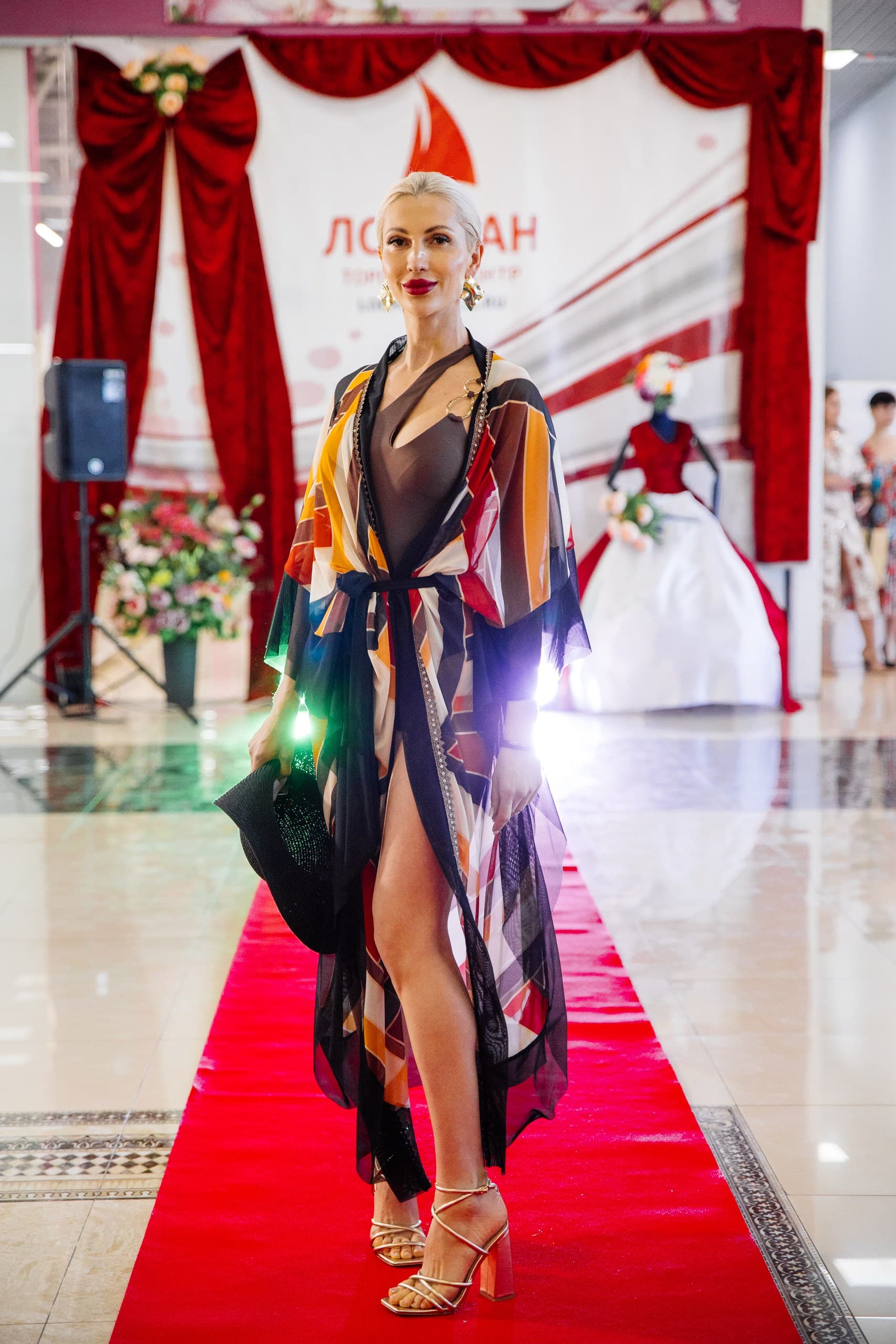 Модель в ярком дизайнерском кимоно на красной дорожке — финальный показ «Весна в Лоцмане»