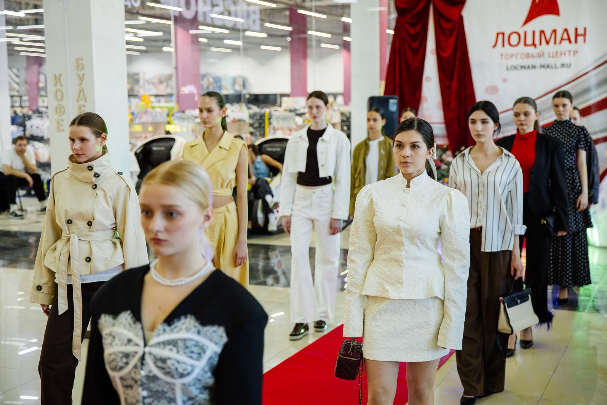 Модели BEZ.MODELS в весенних образах от «Локко» и «Формула стиля» на подиуме ТЦ «Лоцман»
