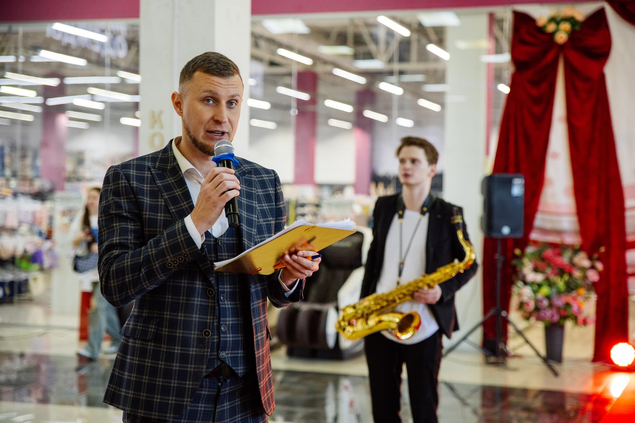 Ведущий мероприятия «Весна в Лоцмане» и саксофонист на сцене ТЦ «Лоцман»