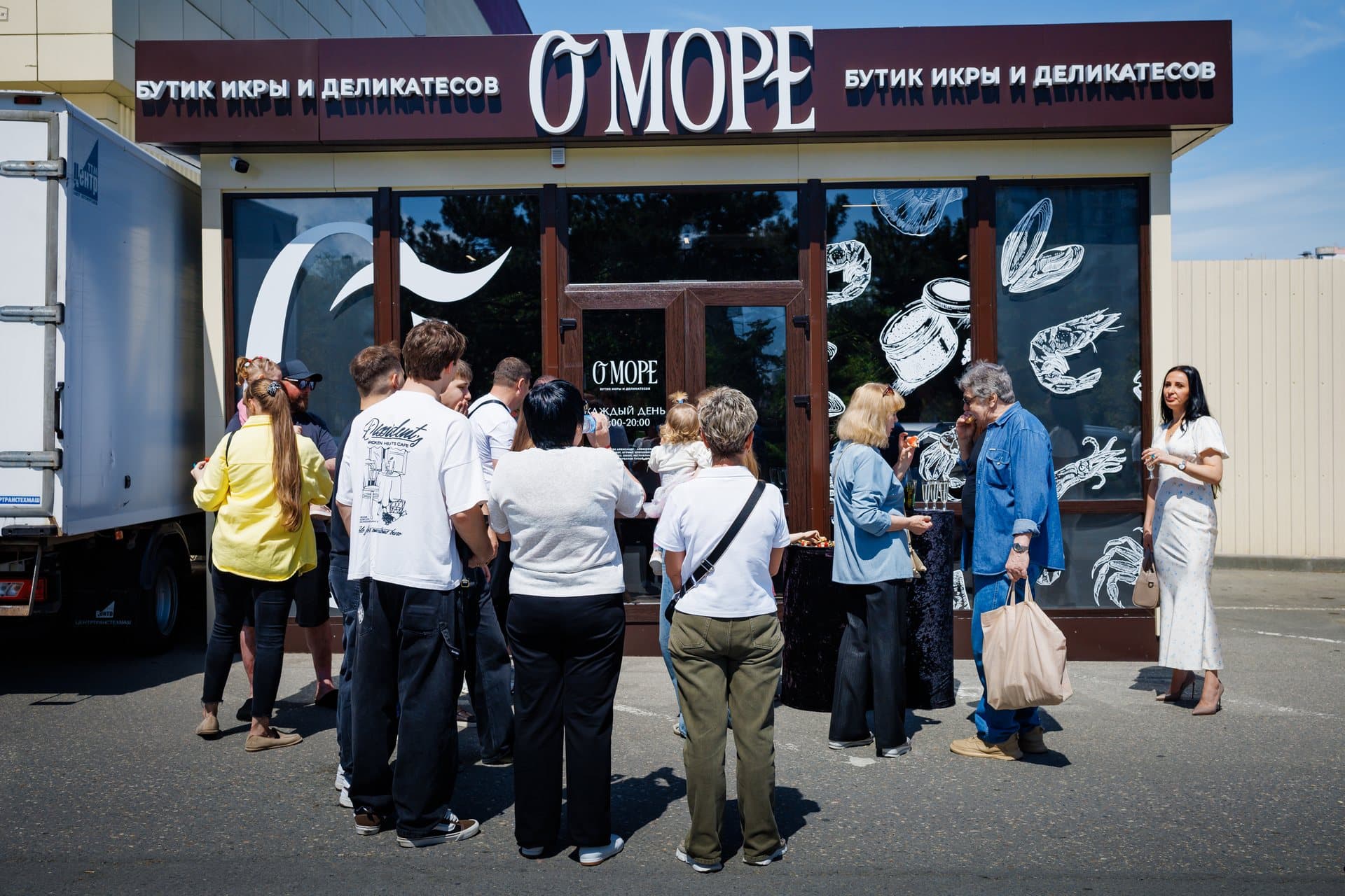Открытие бутика икры и деликатесов «О море» в ТЦ «Лоцман» — гости у входа